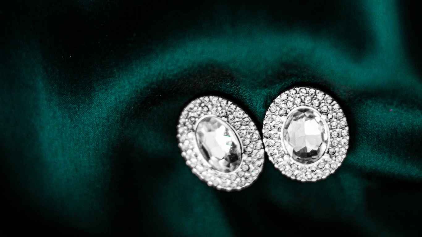 Exploring the Brilliance of Moissanite: Varieties to Resale