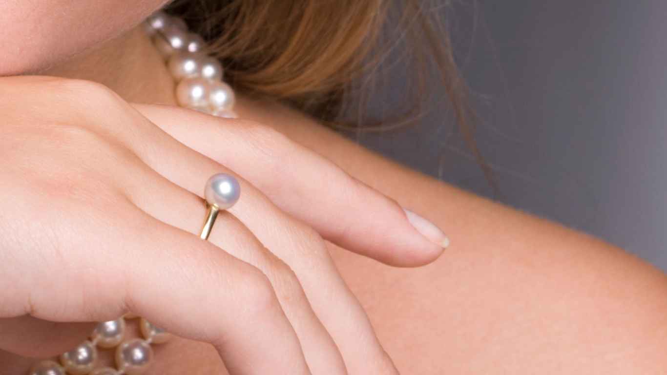 The Elegance Unveiled: Natural Pearls vs. Cultured Pearls