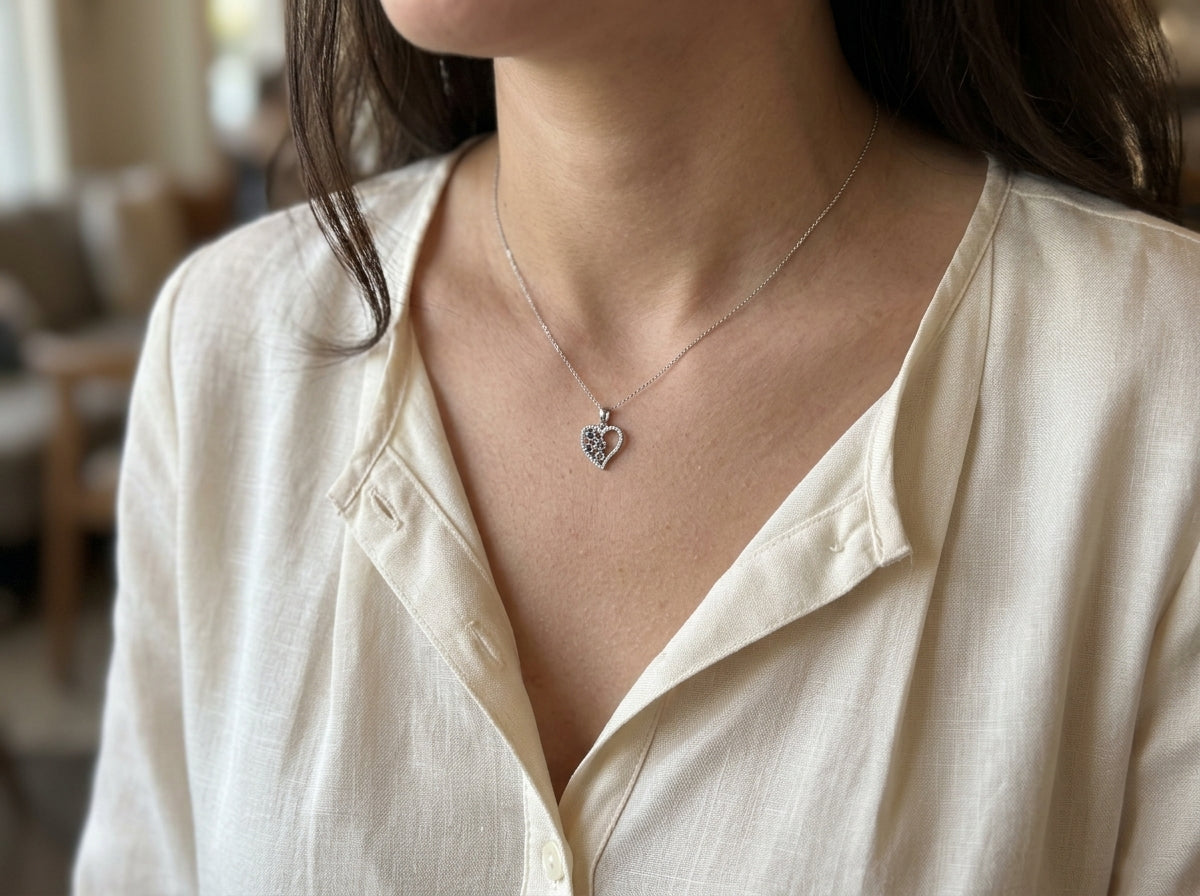 Pingente LE CŒUR com Diamante Natural Branco e Safira Natural em Ouro 10K