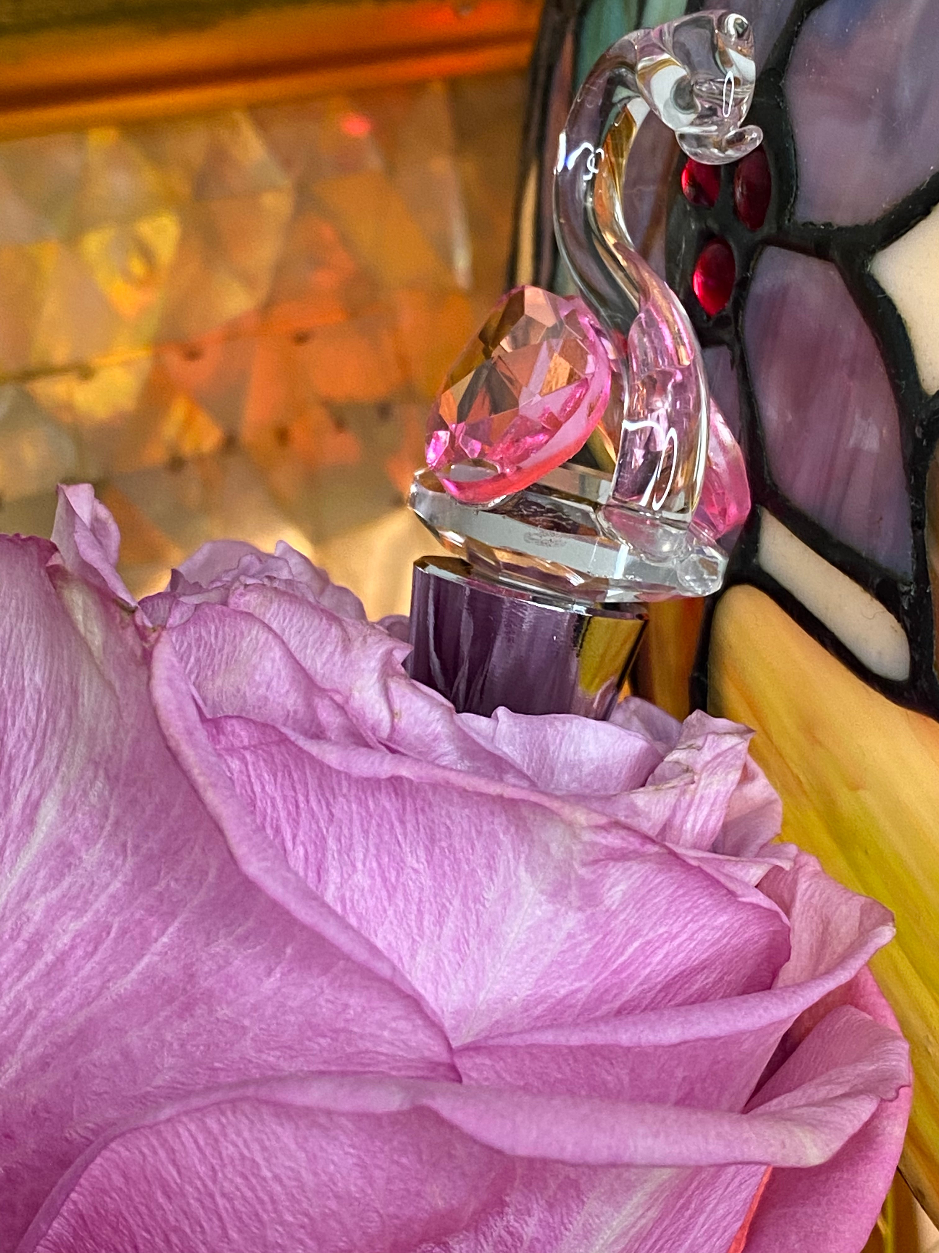 SWAN Wine Crystal Bottle Stopper - MIKING LLC